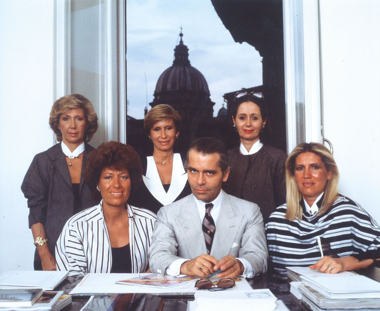 12102208-31-bfendi-sisters-and-karl-lagerfeld-1986-2_cover_1600x1309.jpg