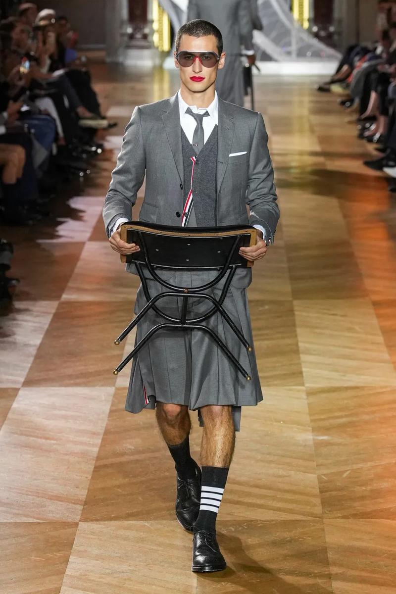 Thom-Browne-tiep-tuc-gay-choang-ngop-tai-Paris-1-1664944098-29-width800height1200.jpeg